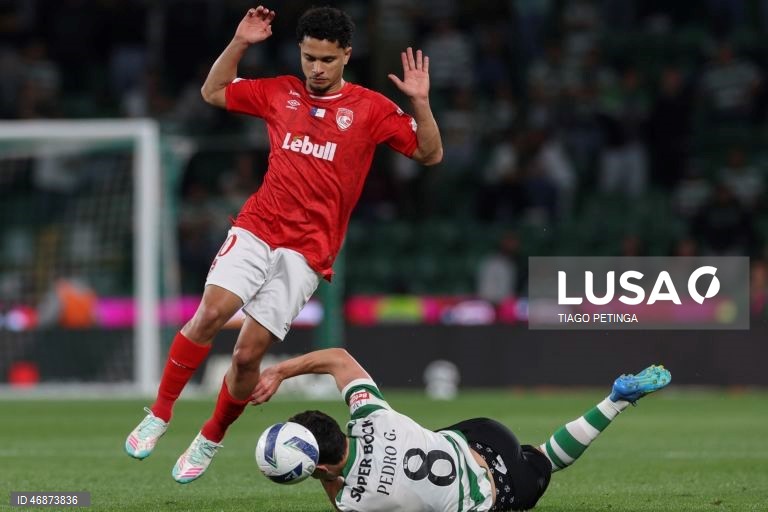 O Sporting venceu hoje na receção ao Santa Clara, por 4-2, depois de ter começado o jogo da 28.ª jornada da I Liga portuguesa de futebol a perder, colocando-se provisoriamente a quatro pontos do líder FC Porto.