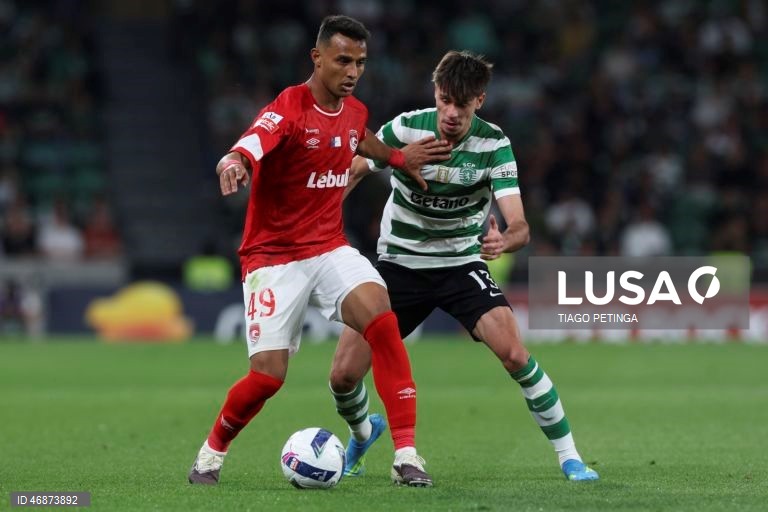 O Sporting venceu hoje na receção ao Santa Clara, por 4-2, depois de ter começado o jogo da 28.ª jornada da I Liga portuguesa de futebol a perder, colocando-se provisoriamente a quatro pontos do líder FC Porto.