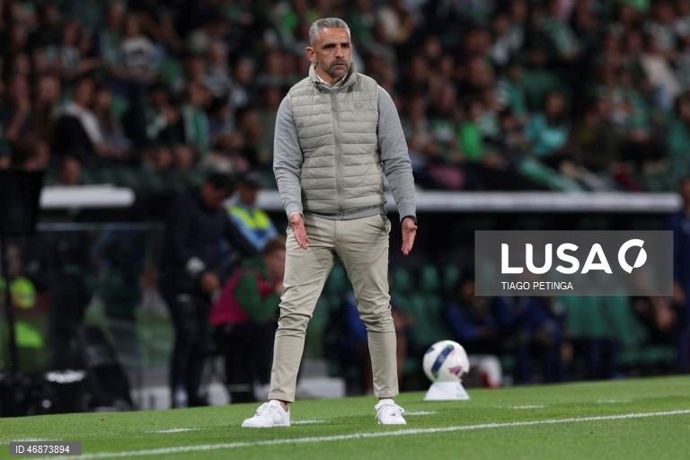 O Sporting venceu hoje na receção ao Santa Clara, por 4-2, depois de ter começado o jogo da 28.ª jornada da I Liga portuguesa de futebol a perder, colocando-se provisoriamente a quatro pontos do líder FC Porto.