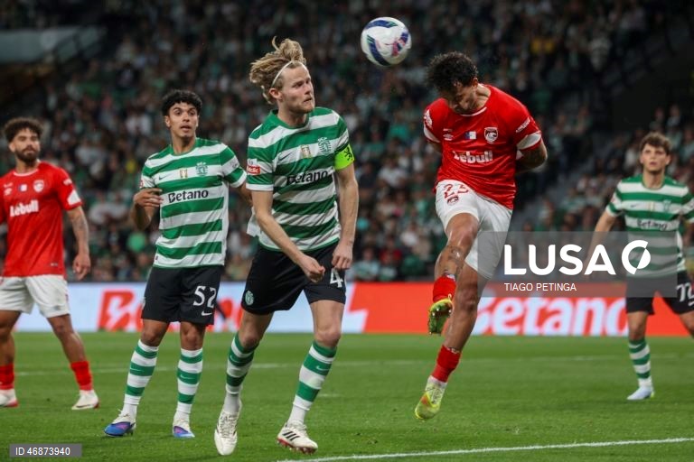 O Sporting venceu hoje na receção ao Santa Clara, por 4-2, depois de ter começado o jogo da 28.ª jornada da I Liga portuguesa de futebol a perder, colocando-se provisoriamente a quatro pontos do líder FC Porto.