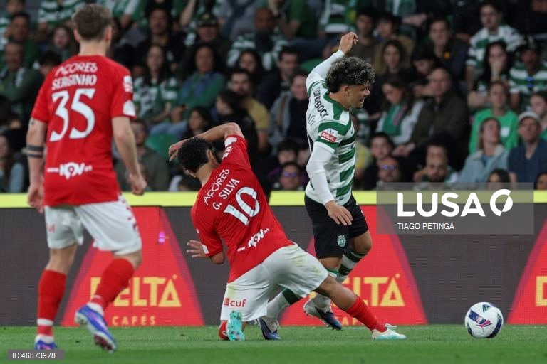 O Sporting venceu hoje na receção ao Santa Clara, por 4-2, depois de ter começado o jogo da 28.ª jornada da I Liga portuguesa de futebol a perder, colocando-se provisoriamente a quatro pontos do líder FC Porto.