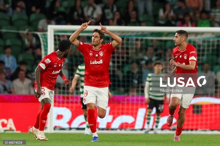 O Sporting venceu hoje na receção ao Santa Clara, por 4-2, depois de ter começado o jogo da 28.ª jornada da I Liga portuguesa de futebol a perder, colocando-se provisoriamente a quatro pontos do líder FC Porto.