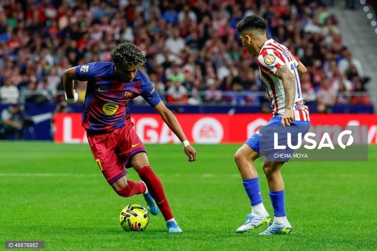Campeão FC Barcelona reforçou hoje a liderança isolada da Liga espanhola de futebol e deixou o perseguidor Real Madrid a sete pontos, ao vencer com reviravolta na visita ao Atlético de Madrid (2-1), na 30.ª jornada.