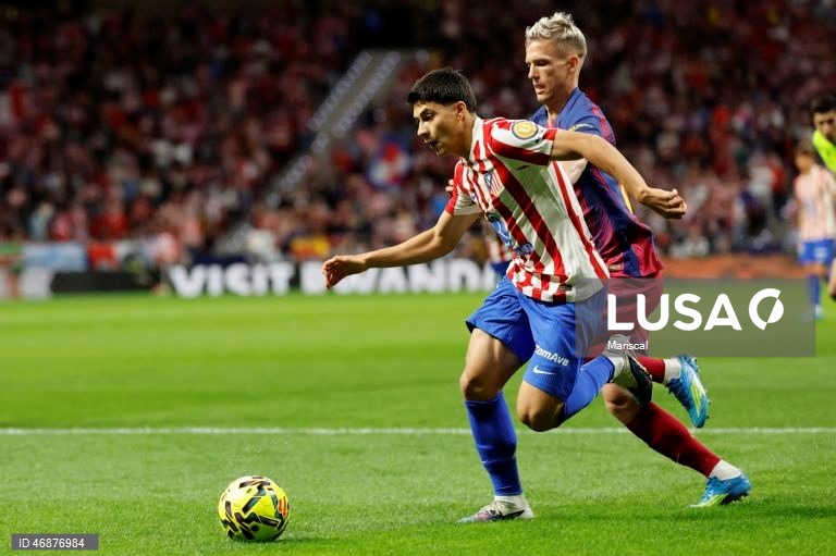 Campeão FC Barcelona reforçou hoje a liderança isolada da Liga espanhola de futebol e deixou o perseguidor Real Madrid a sete pontos, ao vencer com reviravolta na visita ao Atlético de Madrid (2-1), na 30.ª jornada.