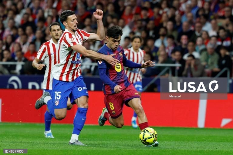 Campeão FC Barcelona reforçou hoje a liderança isolada da Liga espanhola de futebol e deixou o perseguidor Real Madrid a sete pontos, ao vencer com reviravolta na visita ao Atlético de Madrid (2-1), na 30.ª jornada.