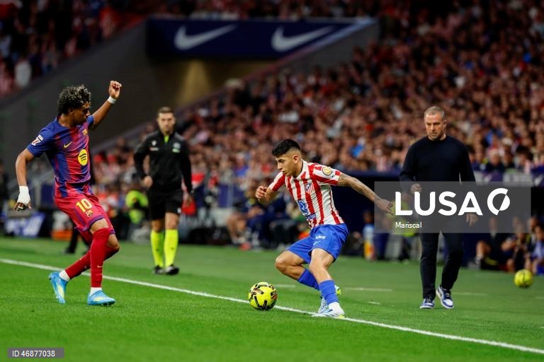 Campeão FC Barcelona reforçou hoje a liderança isolada da Liga espanhola de futebol e deixou o perseguidor Real Madrid a sete pontos, ao vencer com reviravolta na visita ao Atlético de Madrid (2-1), na 30.ª jornada.