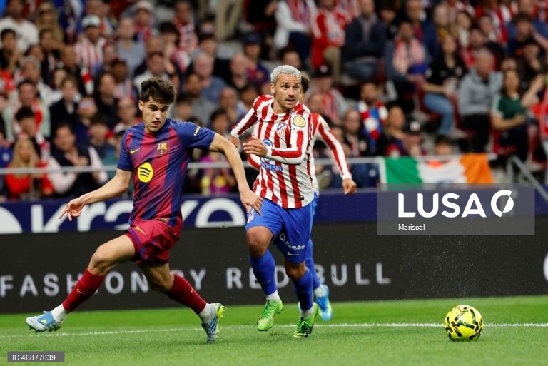 Campeão FC Barcelona reforçou hoje a liderança isolada da Liga espanhola de futebol e deixou o perseguidor Real Madrid a sete pontos, ao vencer com reviravolta na visita ao Atlético de Madrid (2-1), na 30.ª jornada.
