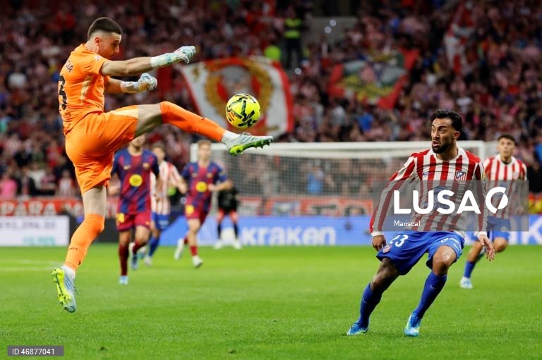 Campeão FC Barcelona reforçou hoje a liderança isolada da Liga espanhola de futebol e deixou o perseguidor Real Madrid a sete pontos, ao vencer com reviravolta na visita ao Atlético de Madrid (2-1), na 30.ª jornada.