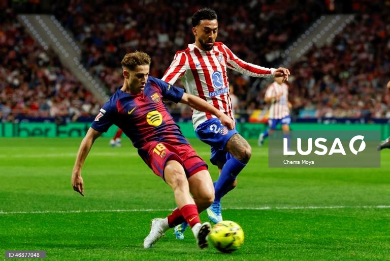 Campeão FC Barcelona reforçou hoje a liderança isolada da Liga espanhola de futebol e deixou o perseguidor Real Madrid a sete pontos, ao vencer com reviravolta na visita ao Atlético de Madrid (2-1), na 30.ª jornada.