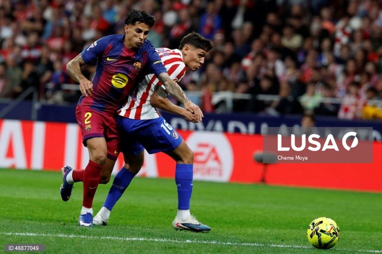 Campeão FC Barcelona reforçou hoje a liderança isolada da Liga espanhola de futebol e deixou o perseguidor Real Madrid a sete pontos, ao vencer com reviravolta na visita ao Atlético de Madrid (2-1), na 30.ª jornada.