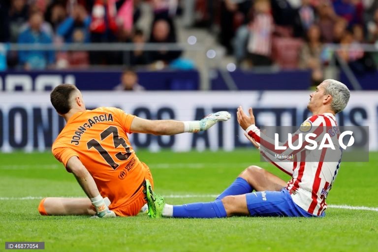 Campeão FC Barcelona reforçou hoje a liderança isolada da Liga espanhola de futebol e deixou o perseguidor Real Madrid a sete pontos, ao vencer com reviravolta na visita ao Atlético de Madrid (2-1), na 30.ª jornada.