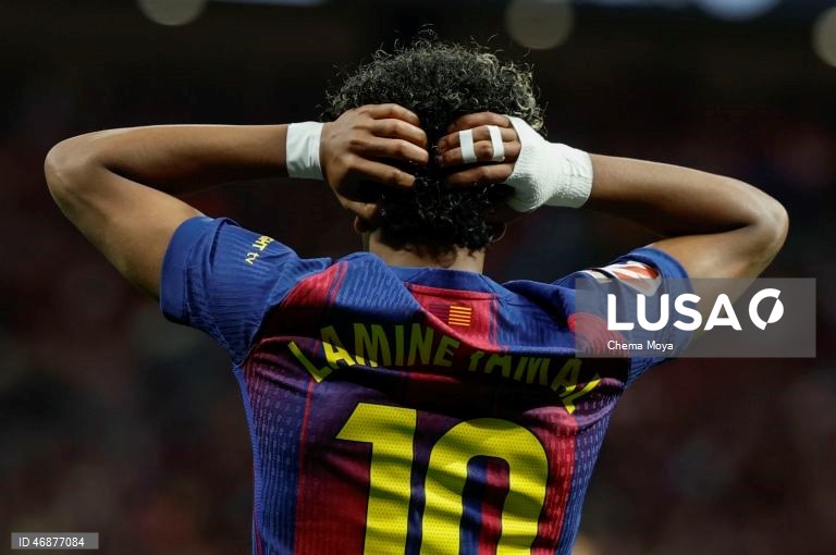 Campeão FC Barcelona reforçou hoje a liderança isolada da Liga espanhola de futebol e deixou o perseguidor Real Madrid a sete pontos, ao vencer com reviravolta na visita ao Atlético de Madrid (2-1), na 30.ª jornada.