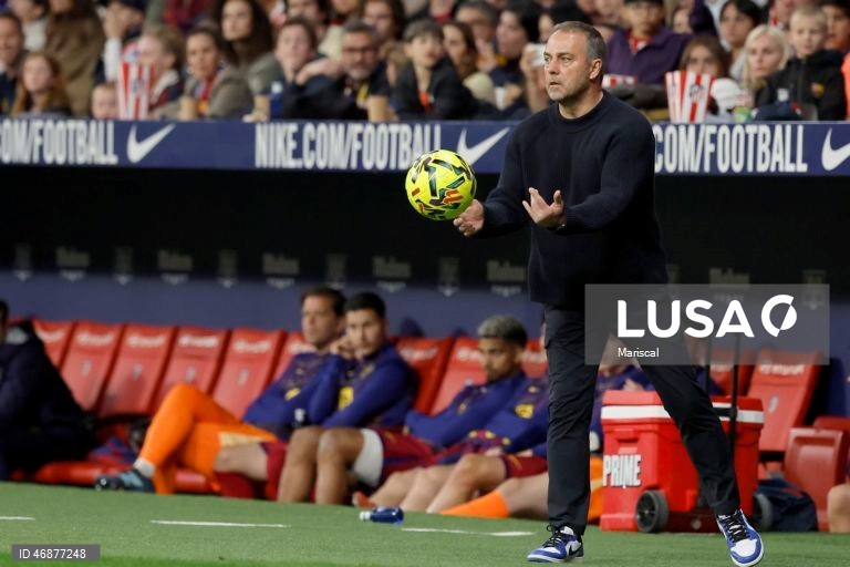 Campeão FC Barcelona reforçou hoje a liderança isolada da Liga espanhola de futebol e deixou o perseguidor Real Madrid a sete pontos, ao vencer com reviravolta na visita ao Atlético de Madrid (2-1), na 30.ª jornada.