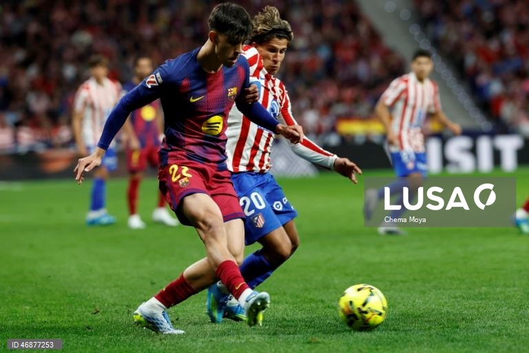 Campeão FC Barcelona reforçou hoje a liderança isolada da Liga espanhola de futebol e deixou o perseguidor Real Madrid a sete pontos, ao vencer com reviravolta na visita ao Atlético de Madrid (2-1), na 30.ª jornada.