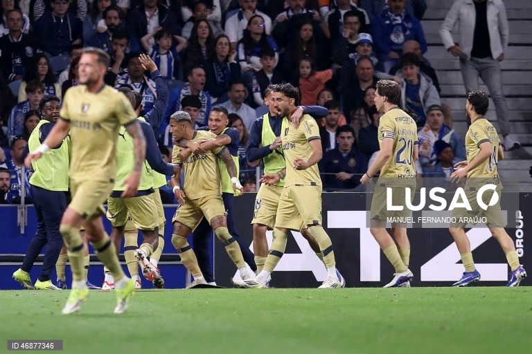 O FC Porto concedeu hoje frente ao Famalicão o terceiro empate caseiro na I Liga portuguesa de futebol, com a igualdade 2-2 no jogo da 28.ª jornada a deixar o líder com cinco pontos de vantagem sobre o Sporting.