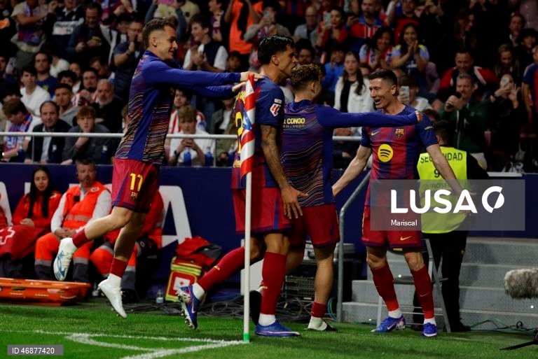 Campeão FC Barcelona reforçou hoje a liderança isolada da Liga espanhola de futebol e deixou o perseguidor Real Madrid a sete pontos, ao vencer com reviravolta na visita ao Atlético de Madrid (2-1), na 30.ª jornada.