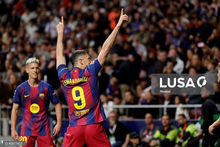 Campeão FC Barcelona reforçou hoje a liderança isolada da Liga espanhola de futebol e deixou o perseguidor Real Madrid a sete pontos, ao vencer com reviravolta na visita ao Atlético de Madrid (2-1), na 30.ª jornada.