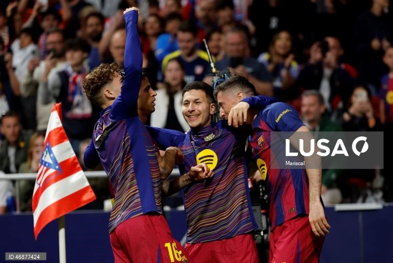 Campeão FC Barcelona reforçou hoje a liderança isolada da Liga espanhola de futebol e deixou o perseguidor Real Madrid a sete pontos, ao vencer com reviravolta na visita ao Atlético de Madrid (2-1), na 30.ª jornada.