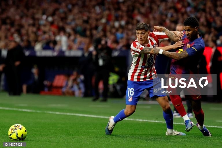 Campeão FC Barcelona reforçou hoje a liderança isolada da Liga espanhola de futebol e deixou o perseguidor Real Madrid a sete pontos, ao vencer com reviravolta na visita ao Atlético de Madrid (2-1), na 30.ª jornada.