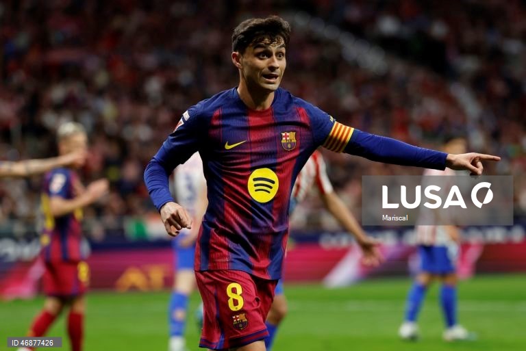 Campeão FC Barcelona reforçou hoje a liderança isolada da Liga espanhola de futebol e deixou o perseguidor Real Madrid a sete pontos, ao vencer com reviravolta na visita ao Atlético de Madrid (2-1), na 30.ª jornada.