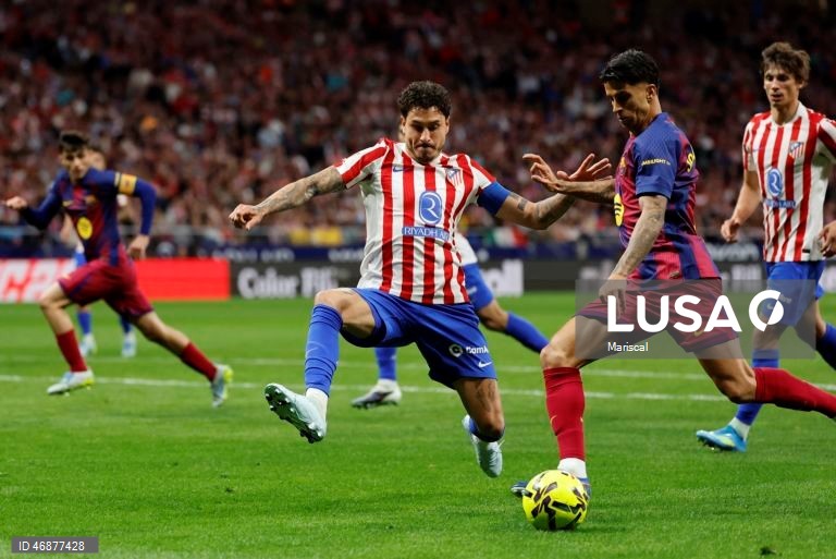 Campeão FC Barcelona reforçou hoje a liderança isolada da Liga espanhola de futebol e deixou o perseguidor Real Madrid a sete pontos, ao vencer com reviravolta na visita ao Atlético de Madrid (2-1), na 30.ª jornada.