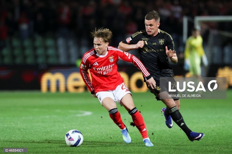 O Benfica desperdiçou hoje a oportunidade de se aproximar do FC Porto, líder da I Liga portuguesa de futebol, ao empatar 1-1 na visita ao Casa Pia, em jogo da 28.ª jornada da prova.