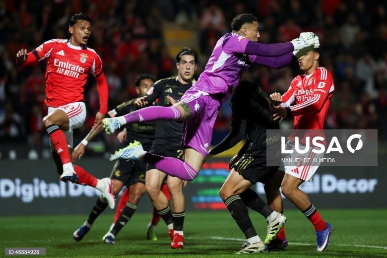 O Benfica desperdiçou hoje a oportunidade de se aproximar do FC Porto, líder da I Liga portuguesa de futebol, ao empatar 1-1 na visita ao Casa Pia, em jogo da 28.ª jornada da prova.