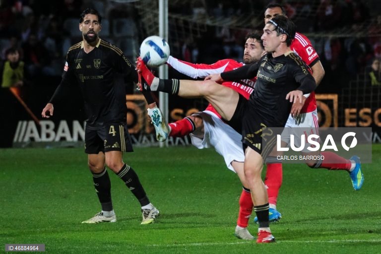 O Benfica desperdiçou hoje a oportunidade de se aproximar do FC Porto, líder da I Liga portuguesa de futebol, ao empatar 1-1 na visita ao Casa Pia, em jogo da 28.ª jornada da prova.