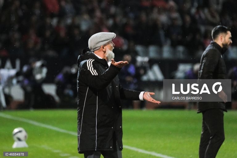 O Benfica desperdiçou hoje a oportunidade de se aproximar do FC Porto, líder da I Liga portuguesa de futebol, ao empatar 1-1 na visita ao Casa Pia, em jogo da 28.ª jornada da prova.