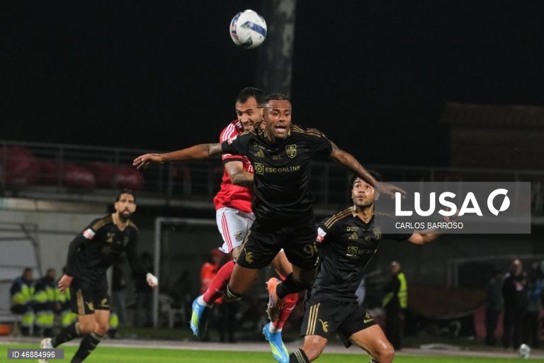 O Benfica desperdiçou hoje a oportunidade de se aproximar do FC Porto, líder da I Liga portuguesa de futebol, ao empatar 1-1 na visita ao Casa Pia, em jogo da 28.ª jornada da prova.