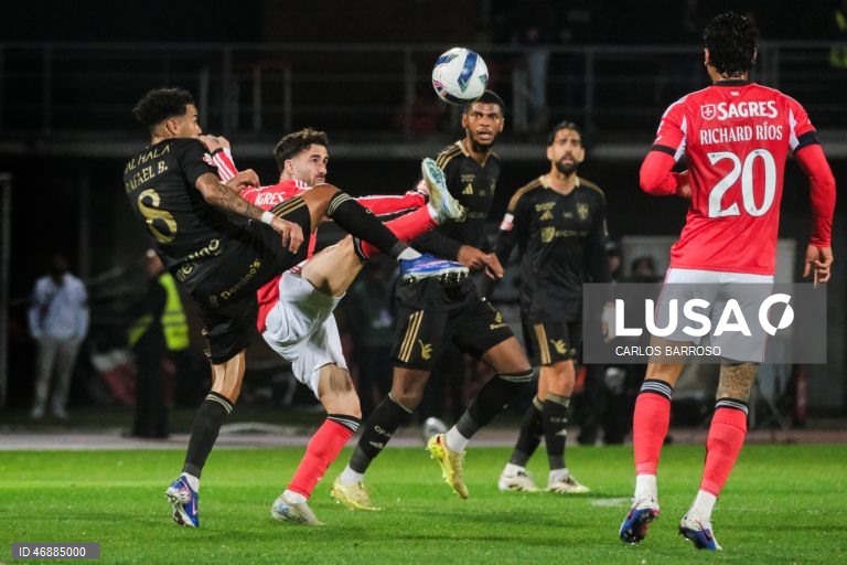 O Benfica desperdiçou hoje a oportunidade de se aproximar do FC Porto, líder da I Liga portuguesa de futebol, ao empatar 1-1 na visita ao Casa Pia, em jogo da 28.ª jornada da prova.