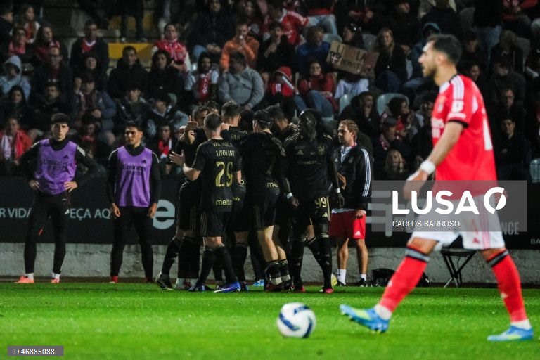 O Benfica desperdiçou hoje a oportunidade de se aproximar do FC Porto, líder da I Liga portuguesa de futebol, ao empatar 1-1 na visita ao Casa Pia, em jogo da 28.ª jornada da prova.