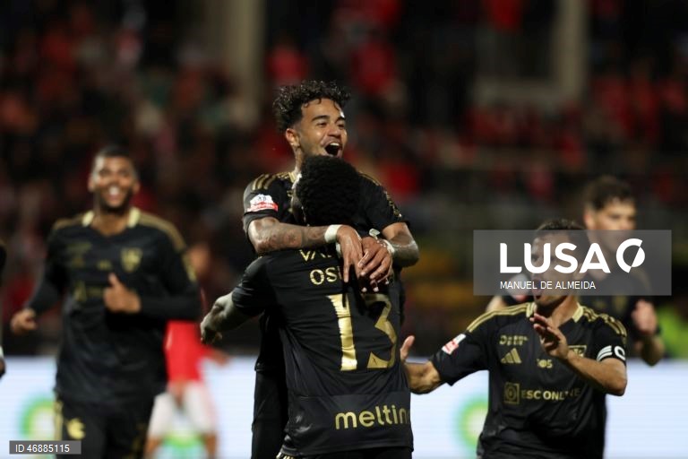 O Benfica desperdiçou hoje a oportunidade de se aproximar do FC Porto, líder da I Liga portuguesa de futebol, ao empatar 1-1 na visita ao Casa Pia, em jogo da 28.ª jornada da prova.