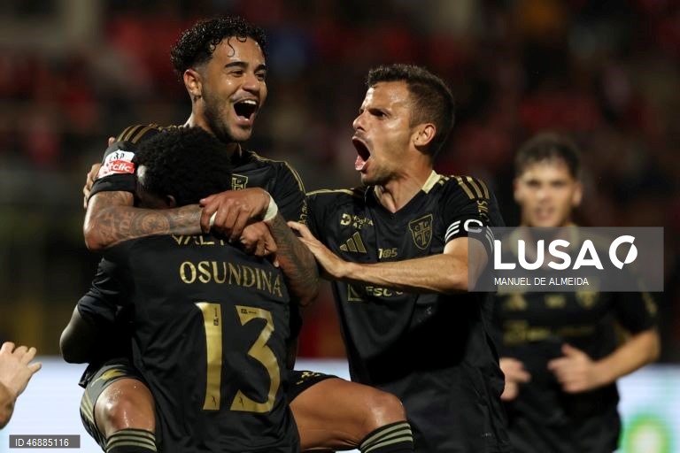 O Benfica desperdiçou hoje a oportunidade de se aproximar do FC Porto, líder da I Liga portuguesa de futebol, ao empatar 1-1 na visita ao Casa Pia, em jogo da 28.ª jornada da prova.