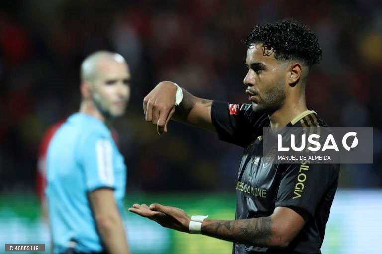 O Benfica desperdiçou hoje a oportunidade de se aproximar do FC Porto, líder da I Liga portuguesa de futebol, ao empatar 1-1 na visita ao Casa Pia, em jogo da 28.ª jornada da prova.