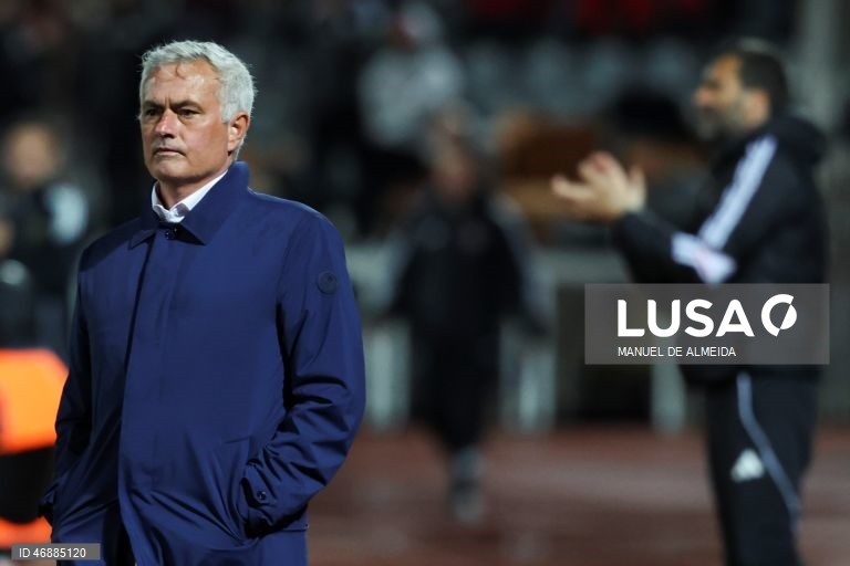 O Benfica desperdiçou hoje a oportunidade de se aproximar do FC Porto, líder da I Liga portuguesa de futebol, ao empatar 1-1 na visita ao Casa Pia, em jogo da 28.ª jornada da prova.