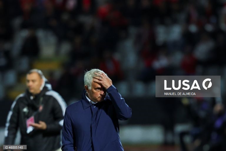 O Benfica desperdiçou hoje a oportunidade de se aproximar do FC Porto, líder da I Liga portuguesa de futebol, ao empatar 1-1 na visita ao Casa Pia, em jogo da 28.ª jornada da prova.