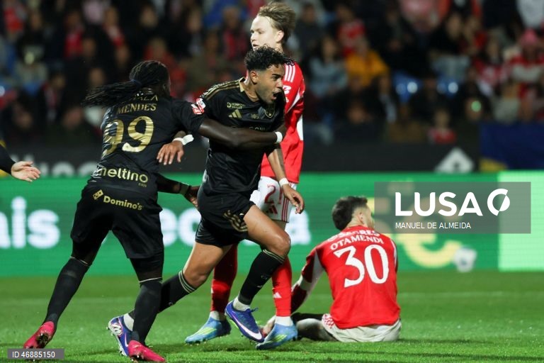O Benfica desperdiçou hoje a oportunidade de se aproximar do FC Porto, líder da I Liga portuguesa de futebol, ao empatar 1-1 na visita ao Casa Pia, em jogo da 28.ª jornada da prova.
