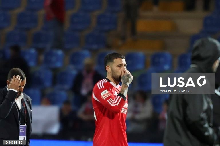 O Benfica desperdiçou hoje a oportunidade de se aproximar do FC Porto, líder da I Liga portuguesa de futebol, ao empatar 1-1 na visita ao Casa Pia, em jogo da 28.ª jornada da prova.