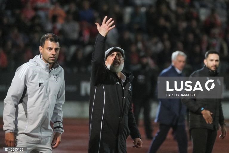 O Benfica desperdiçou hoje a oportunidade de se aproximar do FC Porto, líder da I Liga portuguesa de futebol, ao empatar 1-1 na visita ao Casa Pia, em jogo da 28.ª jornada da prova.