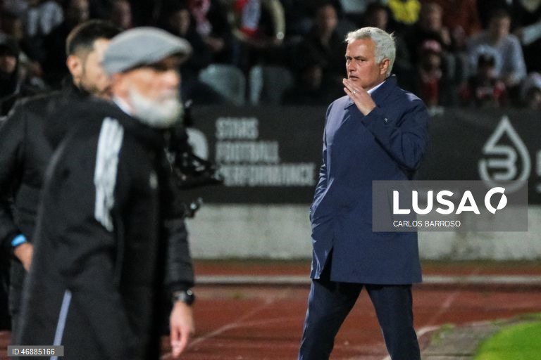 O Benfica desperdiçou hoje a oportunidade de se aproximar do FC Porto, líder da I Liga portuguesa de futebol, ao empatar 1-1 na visita ao Casa Pia, em jogo da 28.ª jornada da prova.