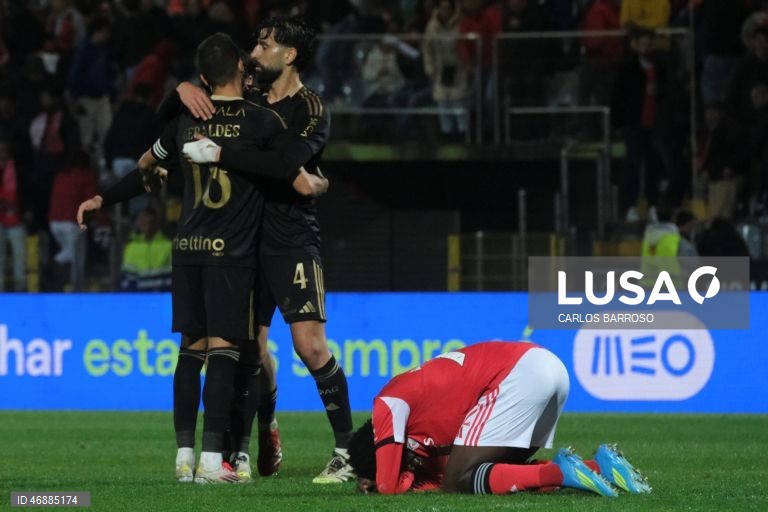 O Benfica desperdiçou hoje a oportunidade de se aproximar do FC Porto, líder da I Liga portuguesa de futebol, ao empatar 1-1 na visita ao Casa Pia, em jogo da 28.ª jornada da prova.