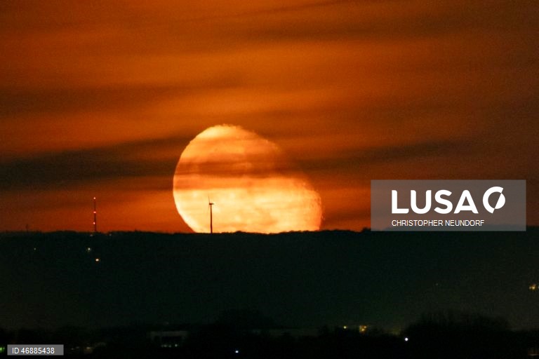 Alemanha: nascer da Lusa sobre o reator de uma central elétrica perto de Herten