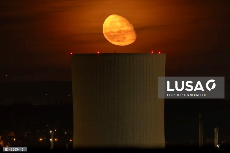 Alemanha: nascer da Lusa sobre o reator de uma central elétrica perto de Herten
