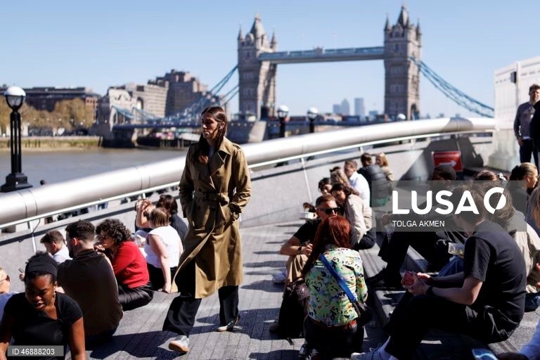 Inglaterra: Os trabalhadores da cidade aproveitam o tempo quente em Londres