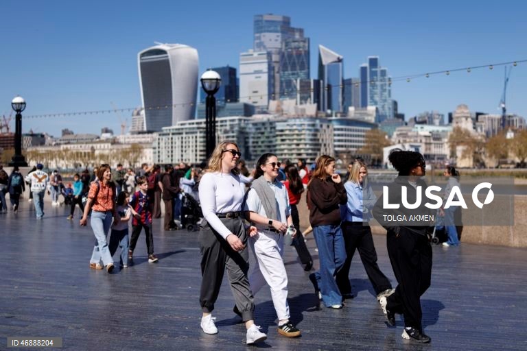 Inglaterra: Os trabalhadores da cidade aproveitam o tempo quente em Londres