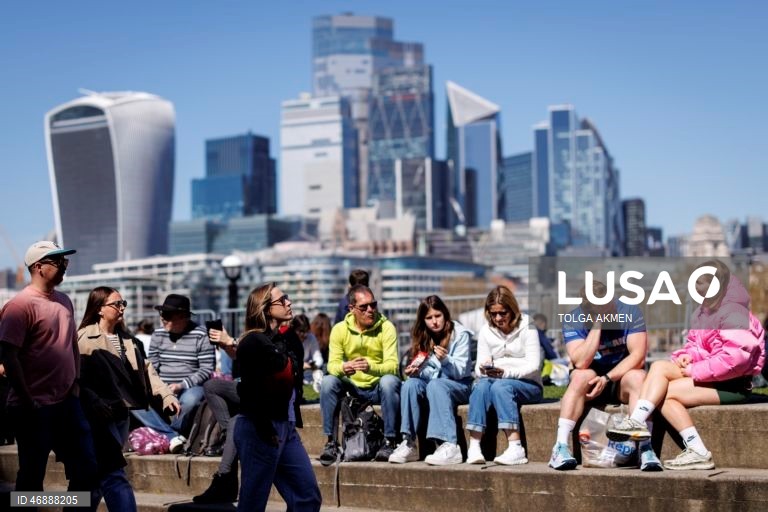 Inglaterra: Os trabalhadores da cidade aproveitam o tempo quente em Londres