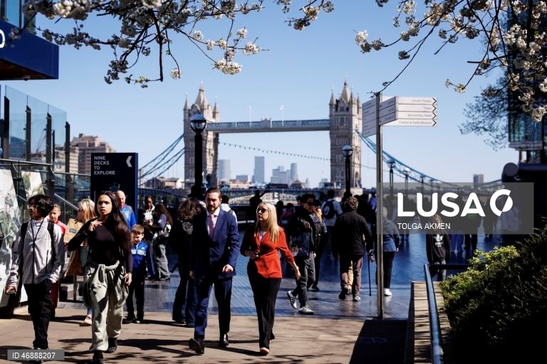 Inglaterra: Os trabalhadores da cidade aproveitam o tempo quente em Londres