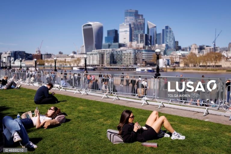 Inglaterra: Os trabalhadores da cidade aproveitam o tempo quente em Londres