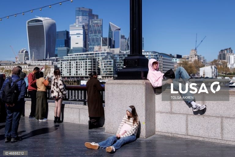Inglaterra: Os trabalhadores da cidade aproveitam o tempo quente em Londres